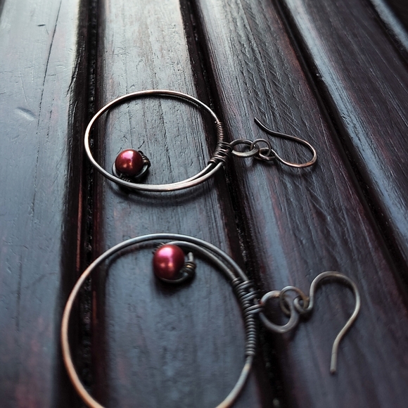 SOLD💍Minimalist Freshwater Pearl Wirewrapped hoops - Picture 6 of 13